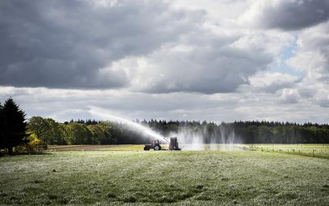 Bedrijven verzekeren zich met eigen bronnen van grondwater, bijvoorbeeld om te beregenen. 