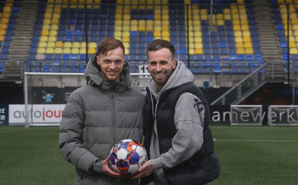 Remco Balk (links) en Michael Breij in het stadion van SC Cambuur.