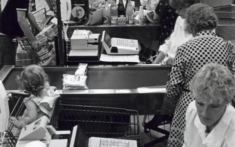 Rijen kassa's en klanten in de 'hypermarkt' Miro, rond 1982. Deze kingsize superstores, die behalve supermarktproducten (de dagelijkse boodschappen) ook warenhuisartikelen (de niet-dagelijkse dingen) verkochten, werden ook wel weidewinkels genoemd. Miro had vestigingen in Assen en Leeuwarden. FOTO ANP Spaarnestad
