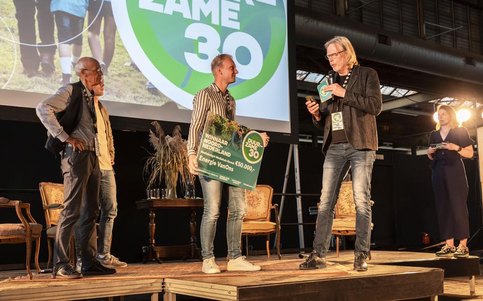 De prijsuitreiking van de eerste editie van de Duurzame Dertig door Evert van Dijk (rechts), directeur van Mediahuis Noord.