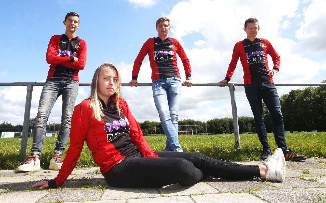 Ellen Fokkema met daarachter haar teamgenoten Jesper Hoeksma , Erik Cats en Mark Polstra (vlnr). Ellen Fokkema met daarachter haar teamgenoten Jesper Hoeksma , Erik Cats en Mark Polstra (vlnr).