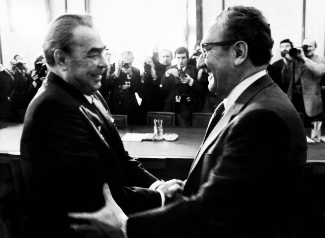 Henry Kissinger (r) met de Sovjet-president Leonid Brezjnev in 1974. Foto: AFP