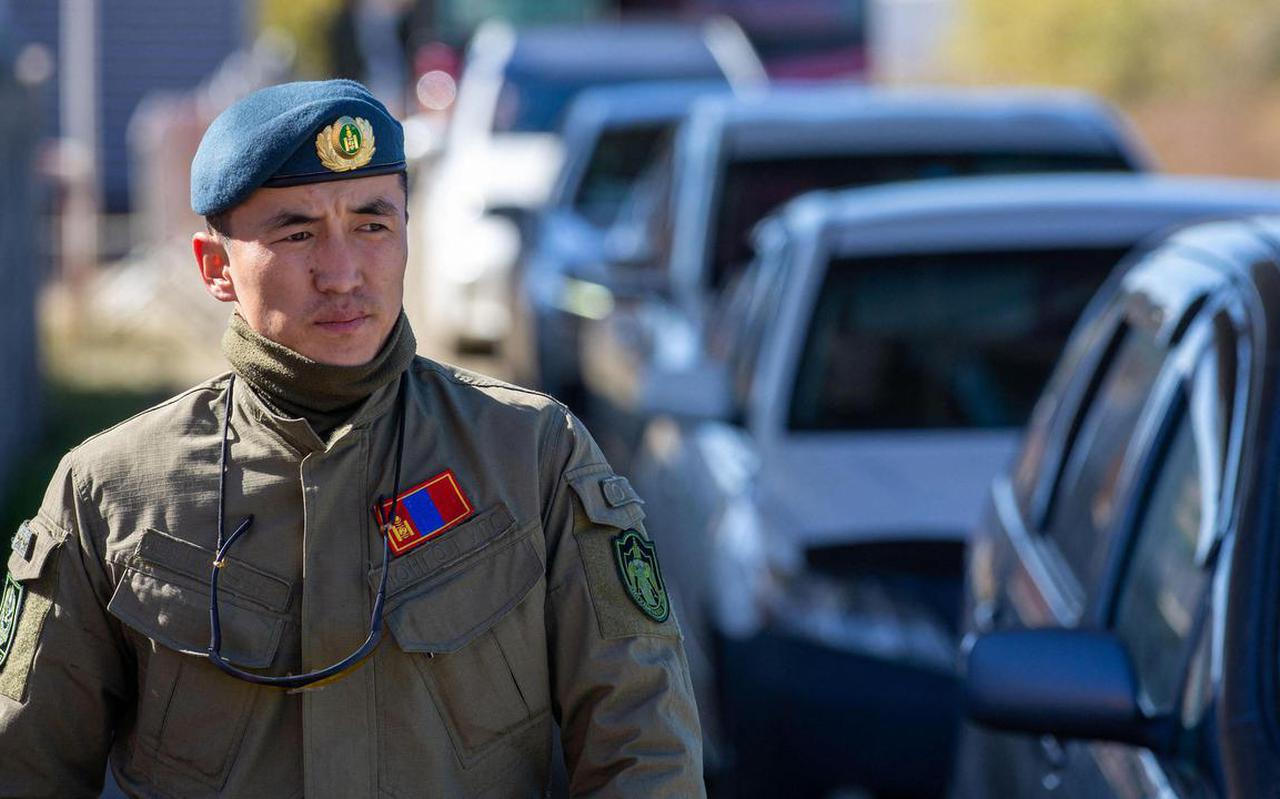 Een Mongoolse grenswacht controleert voertuigen die uit Rusland aankomen bij de Mongoolse grenscontrolepost. De grenzen met Kazachstan en Mongolië worden overspoeld door Russische staatsburgers, nadat Rusland een gedeeltelijke mobilisatie aankondigde.