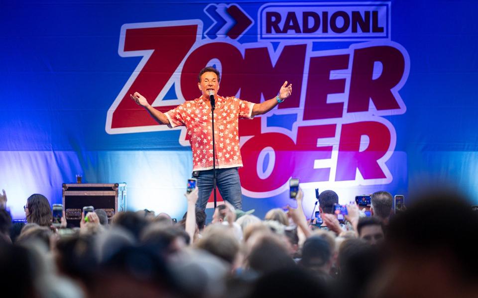 Gerard Joling op het RadioNL-podium op de Brink in Assen.