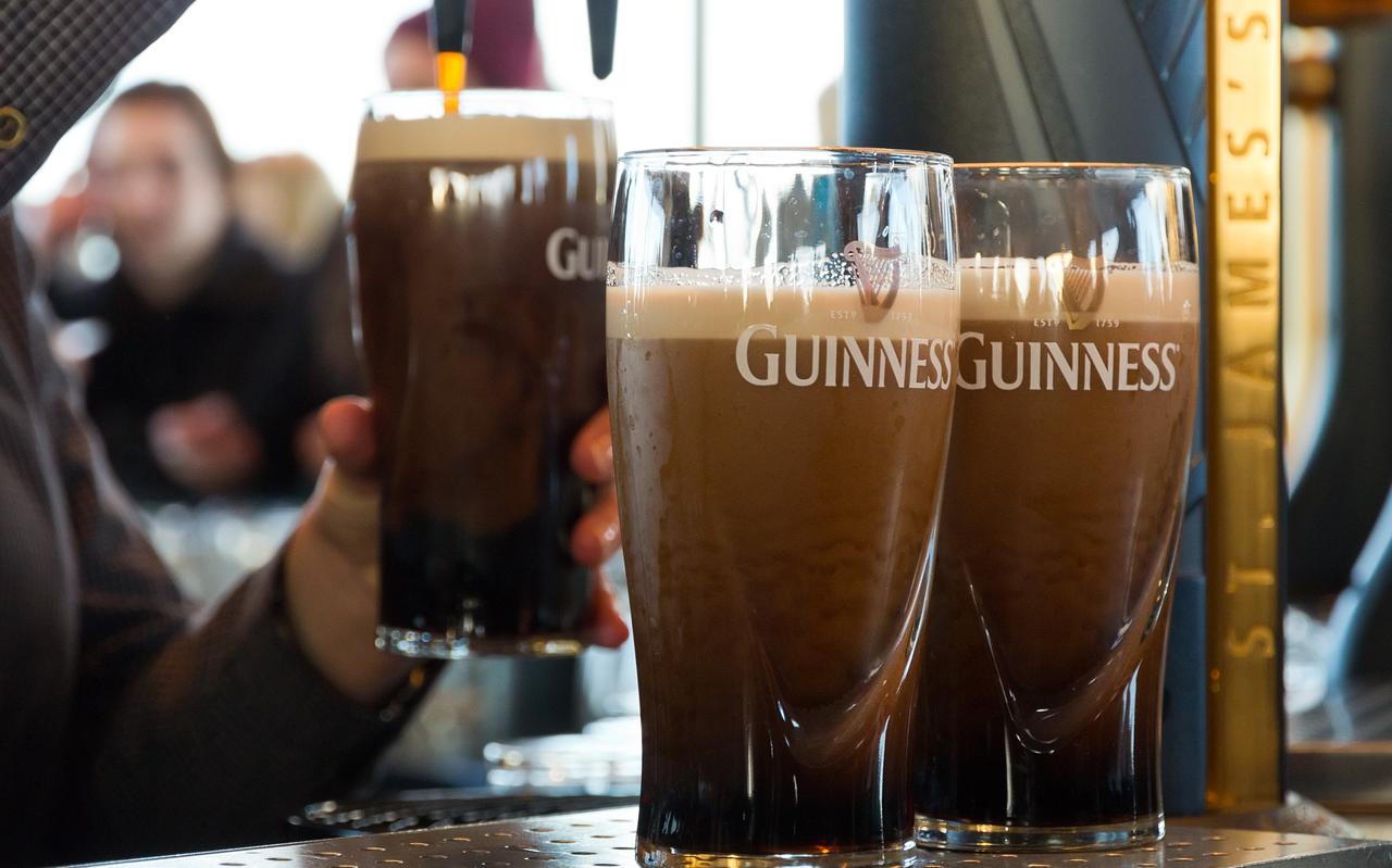 Guinness vloeit in talloze kroegen in alle delen van de wereld. Guinness vloeit in talloze kroegen in alle delen van de wereld.
