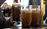 Guinness vloeit in talloze kroegen in alle delen van de wereld.