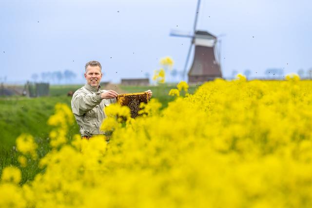 Imker Bart (45) uit Paterswolde is blij met zijn bijen. ‘Ik ga er regelmatig even bij zitten en dan 