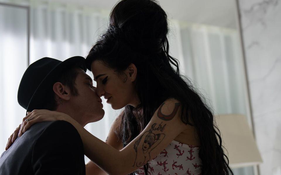 Amy Winehouse (Marisa Abela) en haar vriend Blake (Jack O'Connell) in 'Back to black'. 