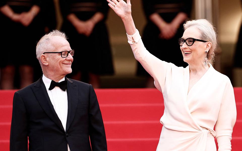 Thierry Frémaux, baas van het filmfestival in Cannes, en actrice Meryl Streep bij de opening van het festival waar Streep een ereprijs in ontvangst nam.