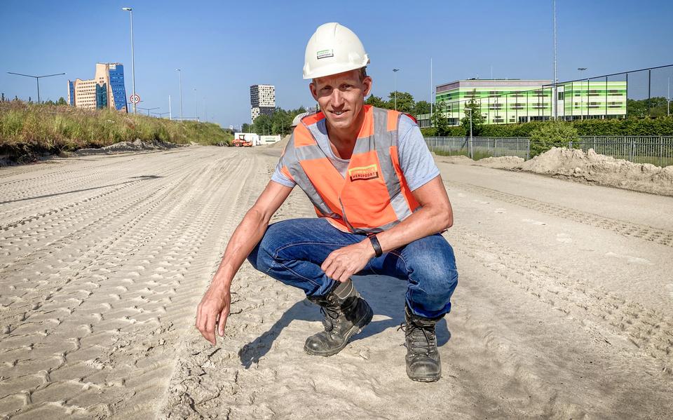 Werkvoorbereider Jaap Tukker op de bierbult ter hoogte van het Stadspark, waar de afrit naar het Martini Ziekenhuis wordt verhoogd. Onder het zand ligt al een laag piepschuim.