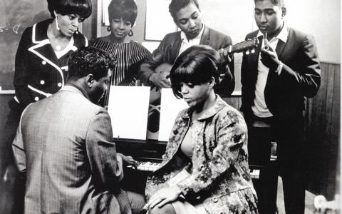 Lamont Dozier achter de piano met The Supremes en Eddie en Brian Holland in de Motown studio. Links Diana Ross.