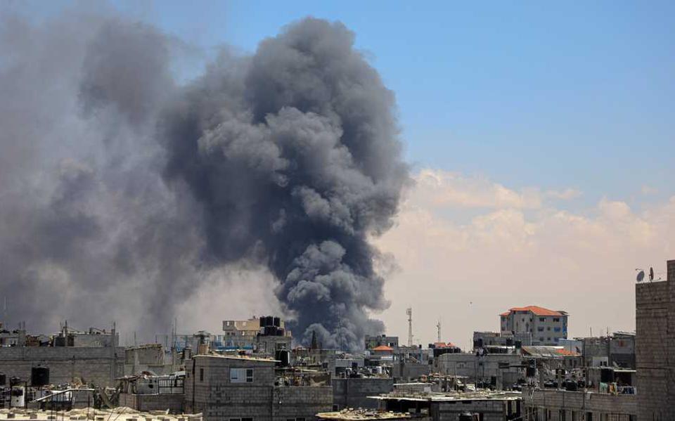 Rookpluimen boven Rafah na een Israëlische luchtaanval.