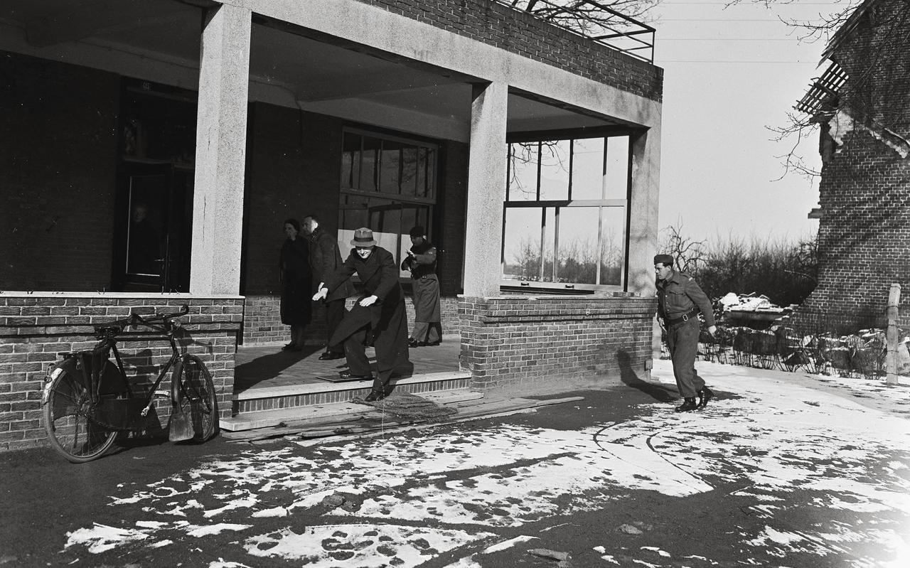 Bij het ‘Venlo-incident’ in 1939 waren de Nederlandse militaire inlichtingendienst, Britse diensten en nazi-Duitsland betrokken.  De foto is van de reconstructie van dit incident in 1948. FOTO: NATIONAAL ARCHIEF