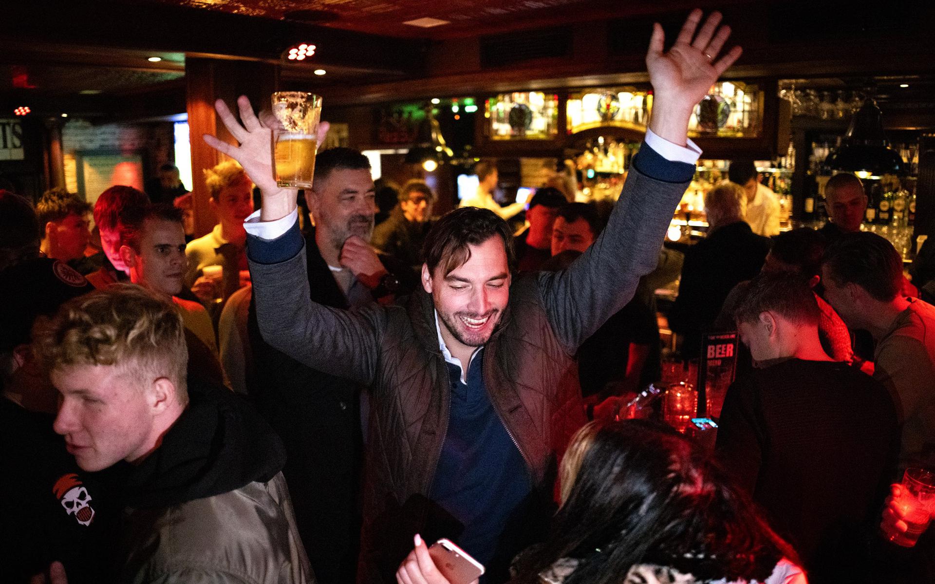 Video: Thierry Baudet Gewond Na Aanval In Kroeg In Groningen. 'We ...