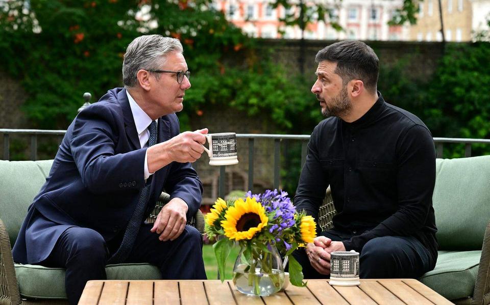 De Britse premier Keir Starmer (l) en de Oekraïense president Volodimir Zelenski.