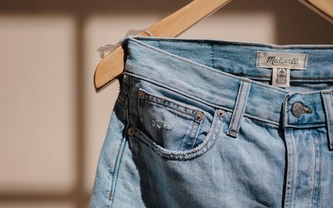 Heb je je wel eens afgevraagd waar dat kleine zakje op je spijkerbroek eigenlijk voor is? 