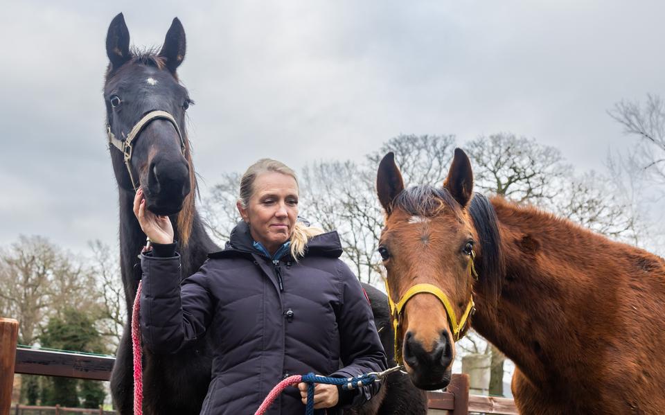 Annemiek Vincourt-Krom met twee van de verwaarloosde paarden.