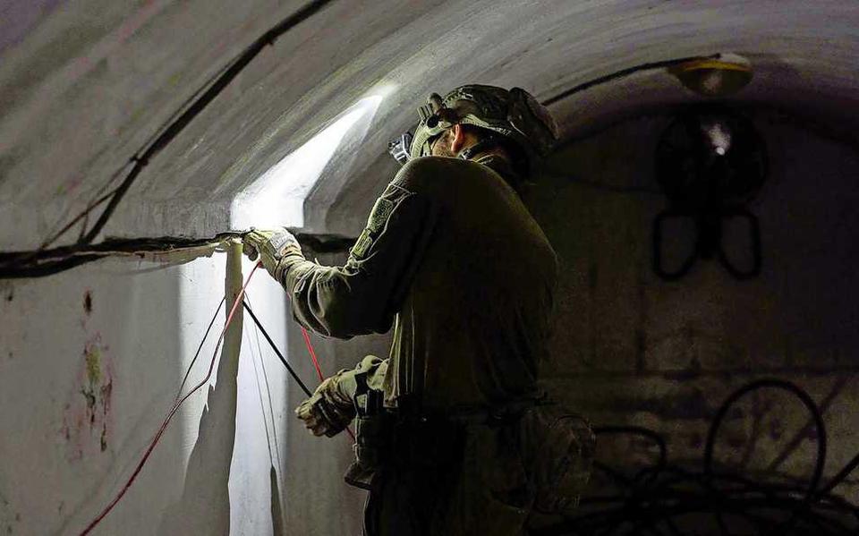 Een Israëlische soldaat in een Hamas-tunnel in de Gazastrook.
