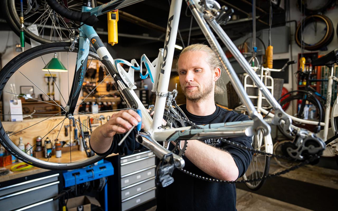 Korné Boekholt maakt in z'n Fietslab nieuwe fietsen van oude barrels.