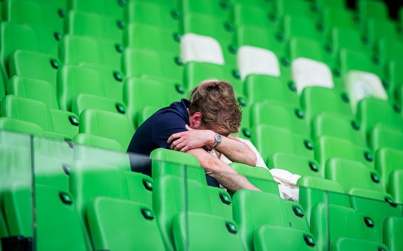 Supporters, jong en oud, blijven verbijsterd en verdrietig achter in Euroborg nadat er opnieuw een wedstrijd is gestaakt. Supporters, jong en oud, blijven verbijsterd en verdrietig achter in Euroborg nadat er opnieuw een wedstrijd is gestaakt.
