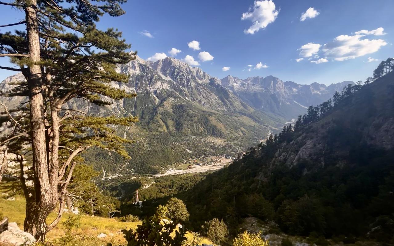 Het gehucht Valbona ligt tussen de bergtoppen. Het gehucht Valbona ligt tussen de bergtoppen.