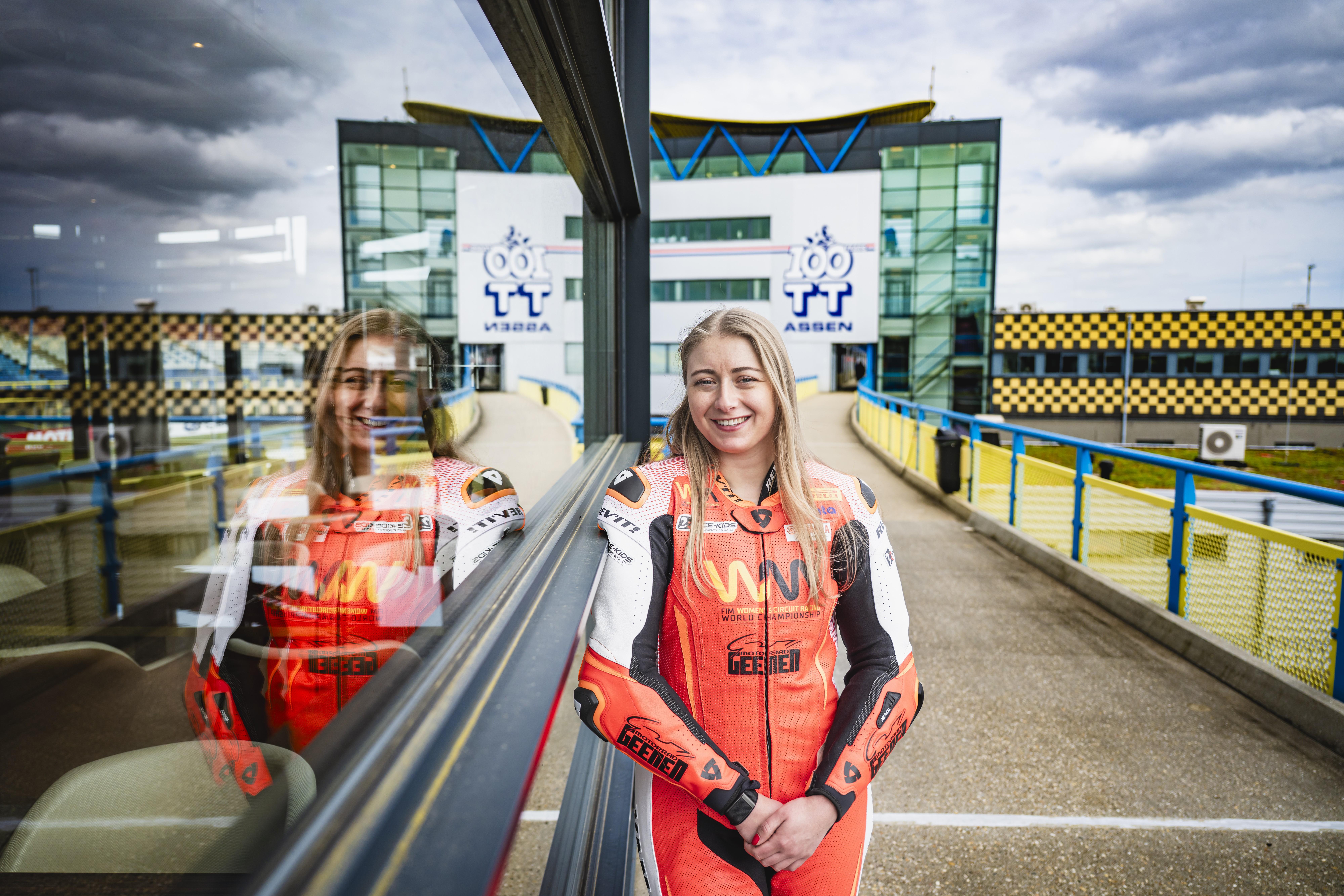 Geert Timmer-tribune juicht voor pionier Birgit Scheffer tijdens WK Superbike in Assen