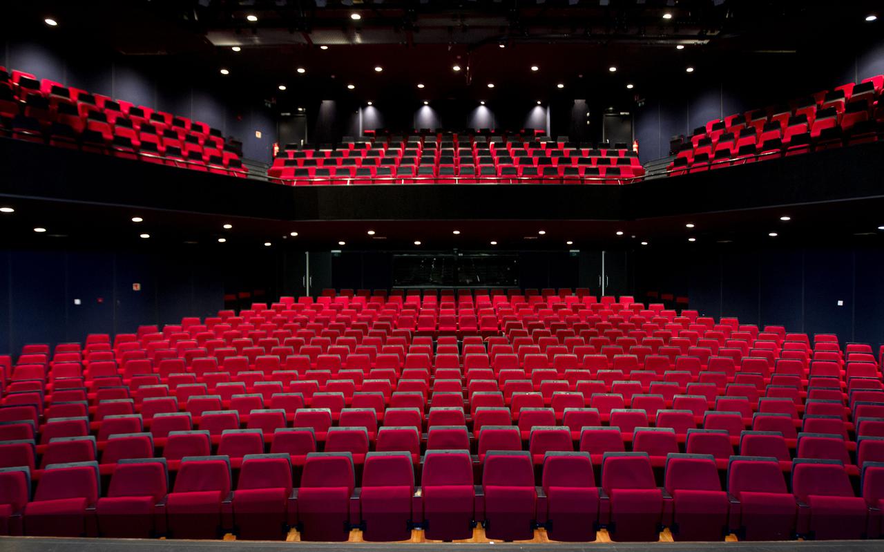 In de theaterzaal moeten de dimmerinstallatie en armaturen worden vervangen.