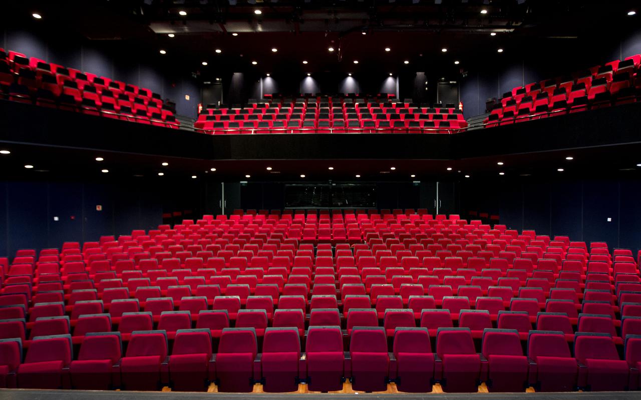 In de theaterzaal moeten de dimmerinstallatie en armaturen worden vervangen. In de theaterzaal moeten de dimmerinstallatie en armaturen worden vervangen.