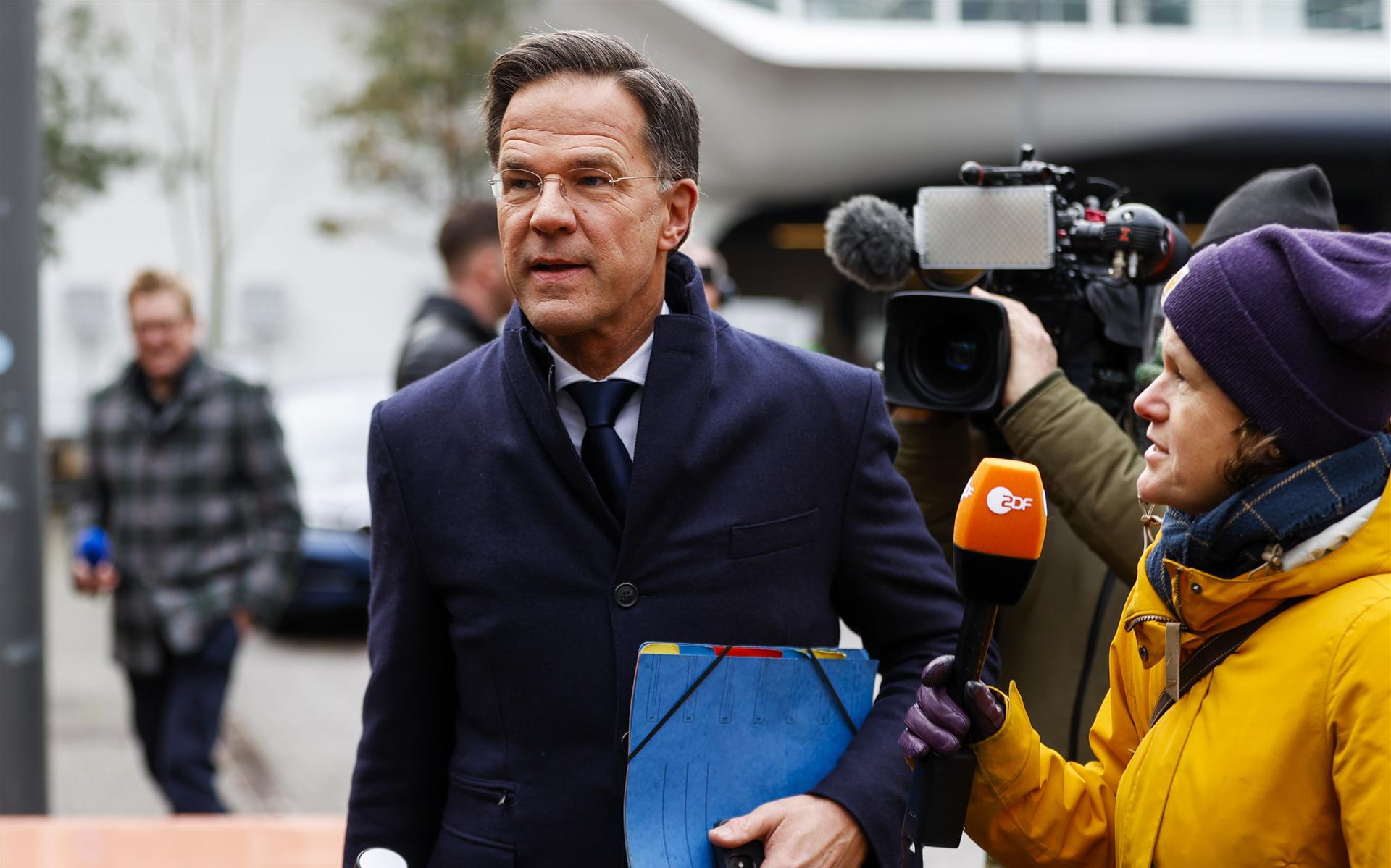 Premier Mark Rutte arriveert bij het Nationaal Archief in Den Haag, waar hij zijn toespraak over het slavernijverleden van Nederland geeft. 