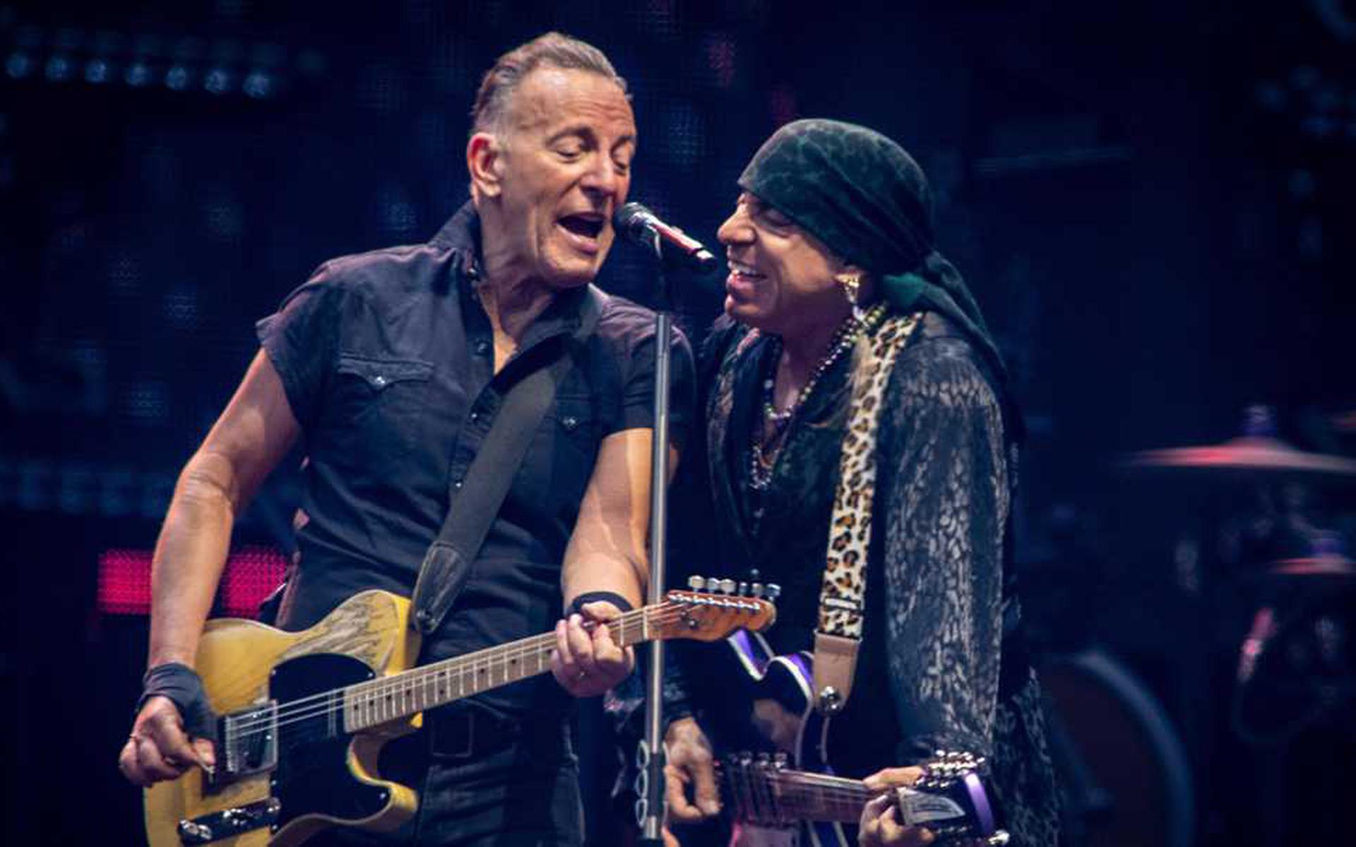 Bruce Springsteen tombe sur scène lors de son deuxième concert à la Johan Cruijff Arena