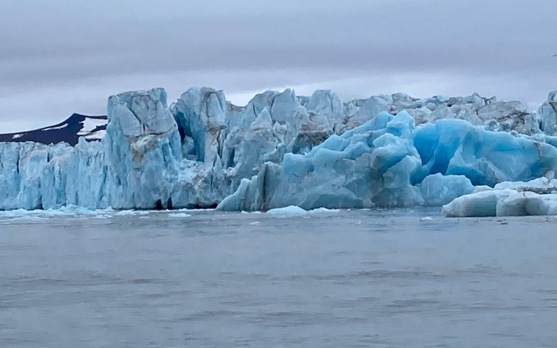 Afbrokkelend en smeltend ijs van de noordpool.