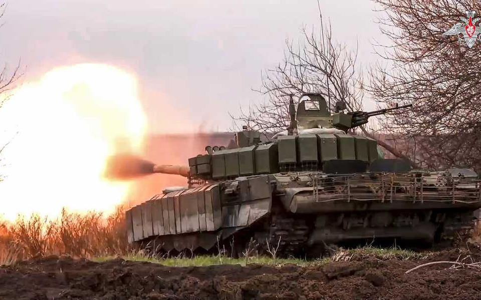 Een Russische tank vuurt op Oekraïense posities.