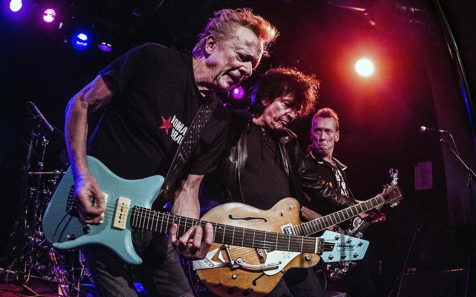 Gitarist Dany Lademacher (geheel links), gitarist David Hollestelle en bassist Gee Carlsberg.