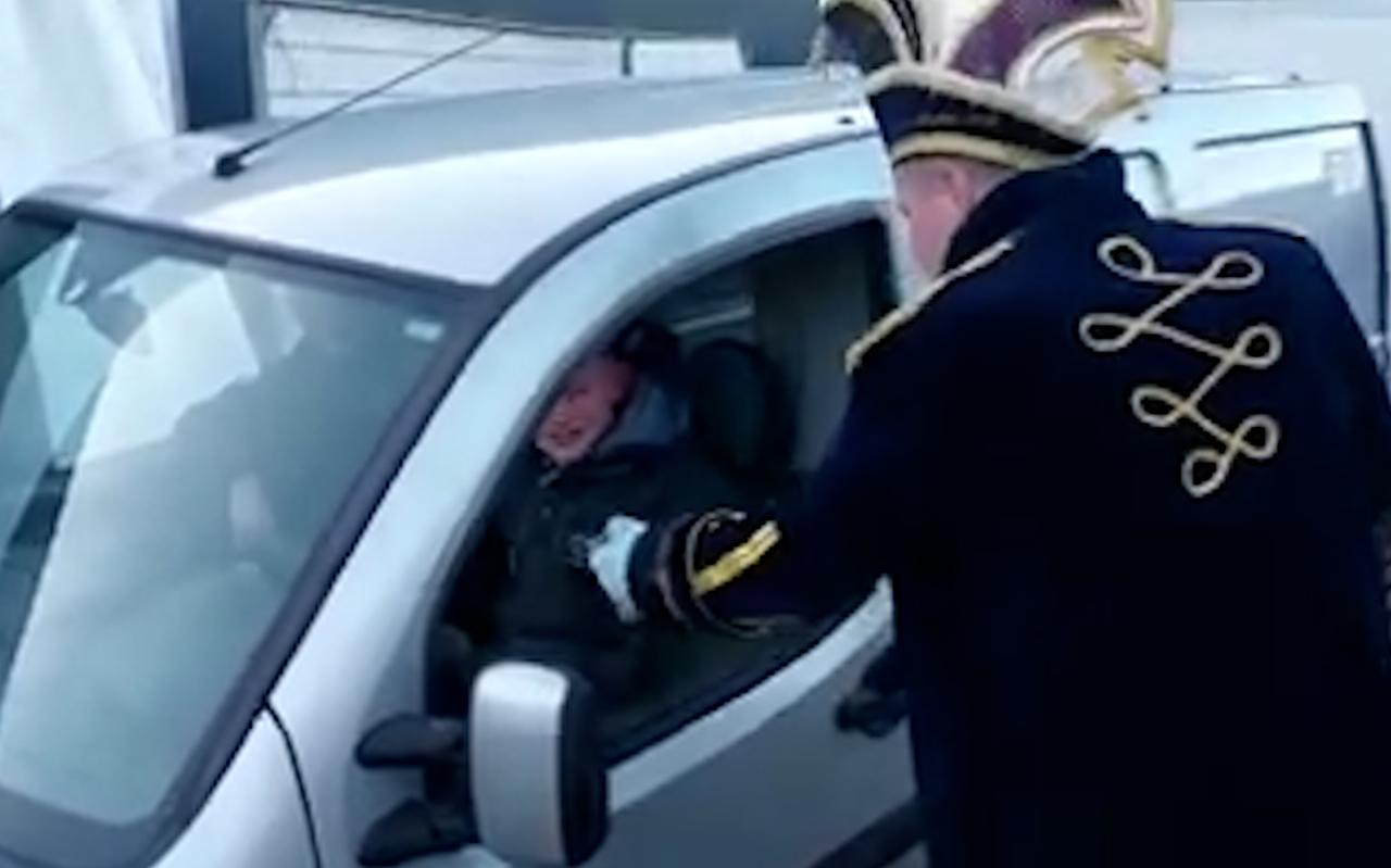 Niet iedereen is boos over de grap met gratis brandhout. Sommigen konden wel lachen om de 'grap' van de carnavalsvereniging. Niet iedereen is boos over de grap met gratis brandhout. Sommigen konden wel lachen om de 'grap' van de carnavalsvereniging.