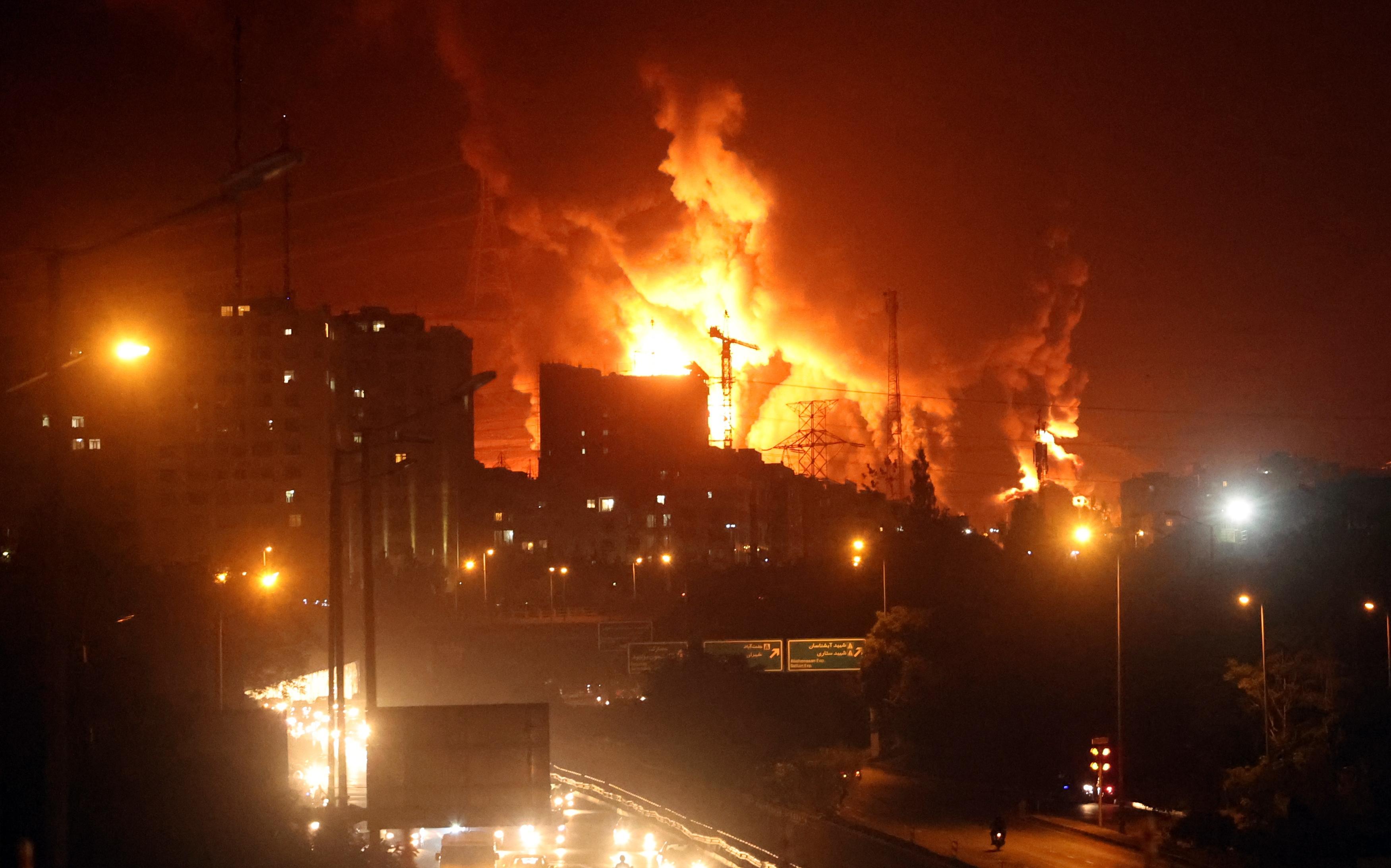 Vuur en rook na een Israëlische aanval op een olieopslag in Teheran.