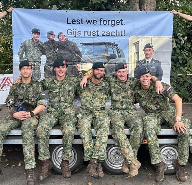 Militaire mars voor overleden Gijs (20) uit Erica maakt veel los