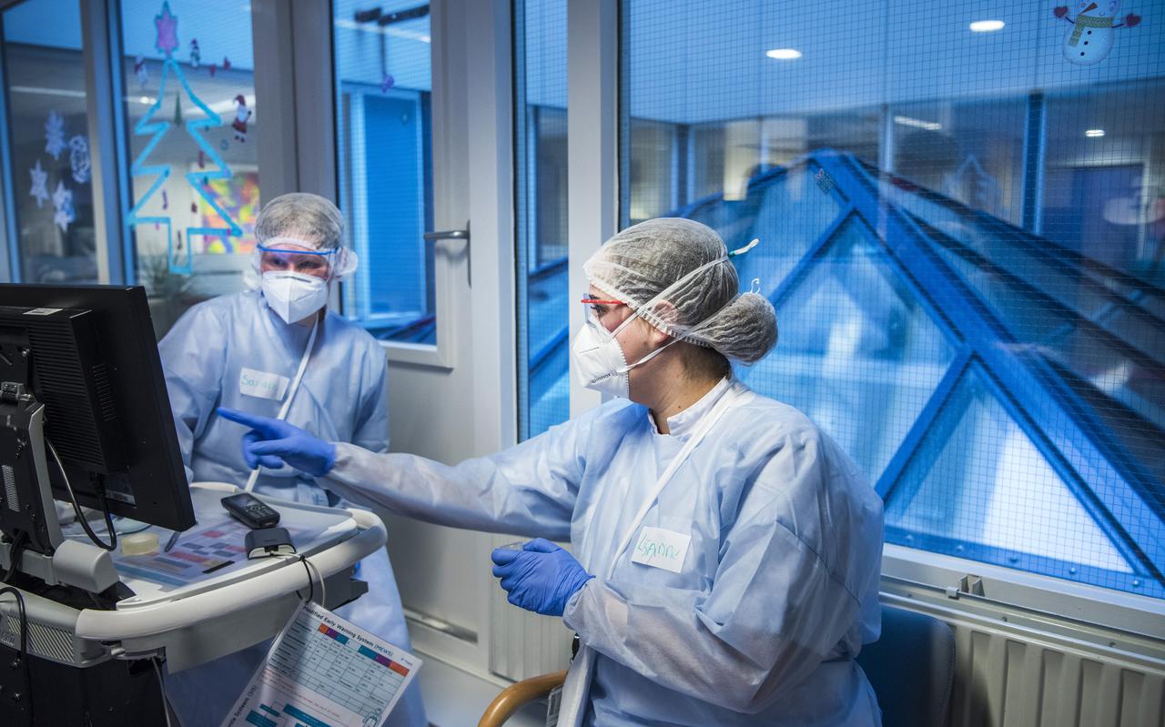 Verpleegkundigen op de corona-afdeling van het Scheper Ziekenhuis van de Treant Zorggroep in Emmen.
