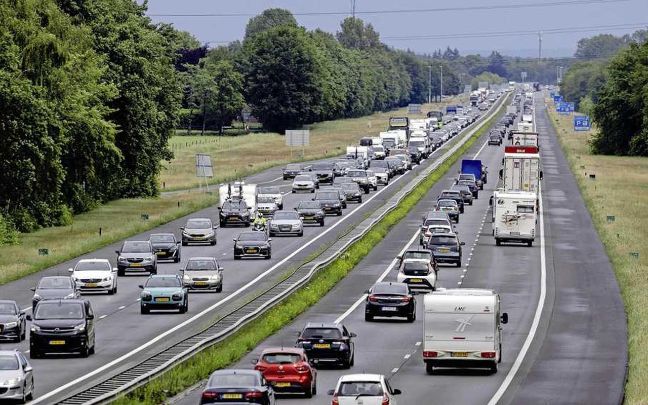 De Nederlandse wegen lopen steeds vaker compleet vol. De Nederlandse wegen lopen steeds vaker compleet vol.