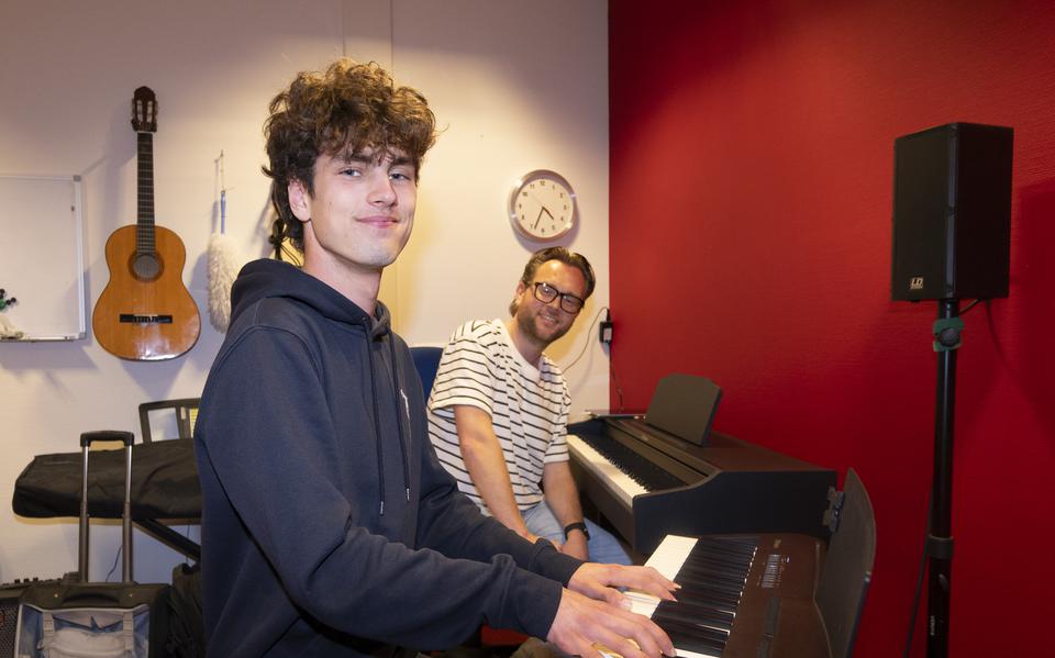 Jochem Roelfsema (16) uit Eelderwolde met zijn pianodocent Tekke Withaar.