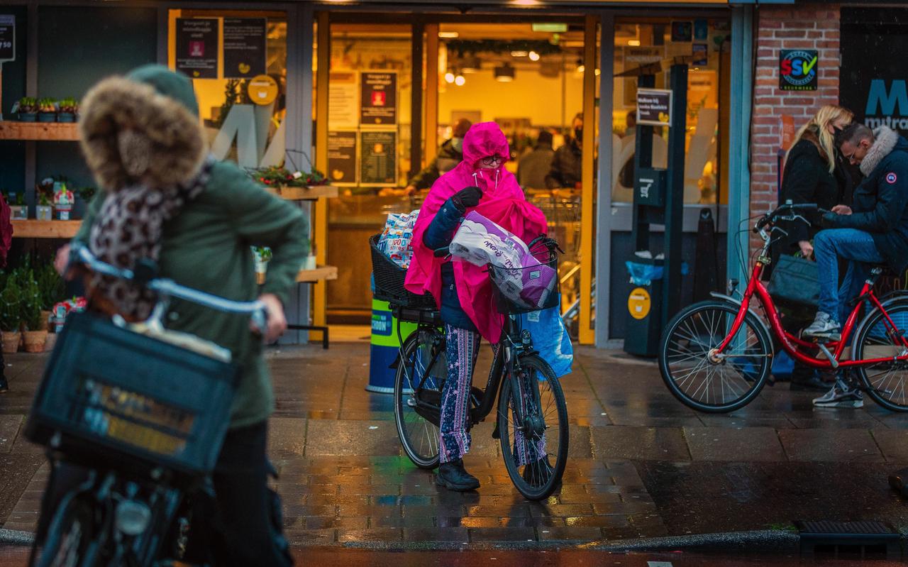 Veel supermarkten verruimen deze week vanwege kerst hun openingstijden om de drukte te spreiden. Veel supermarkten verruimen deze week vanwege kerst hun openingstijden om de drukte te spreiden.