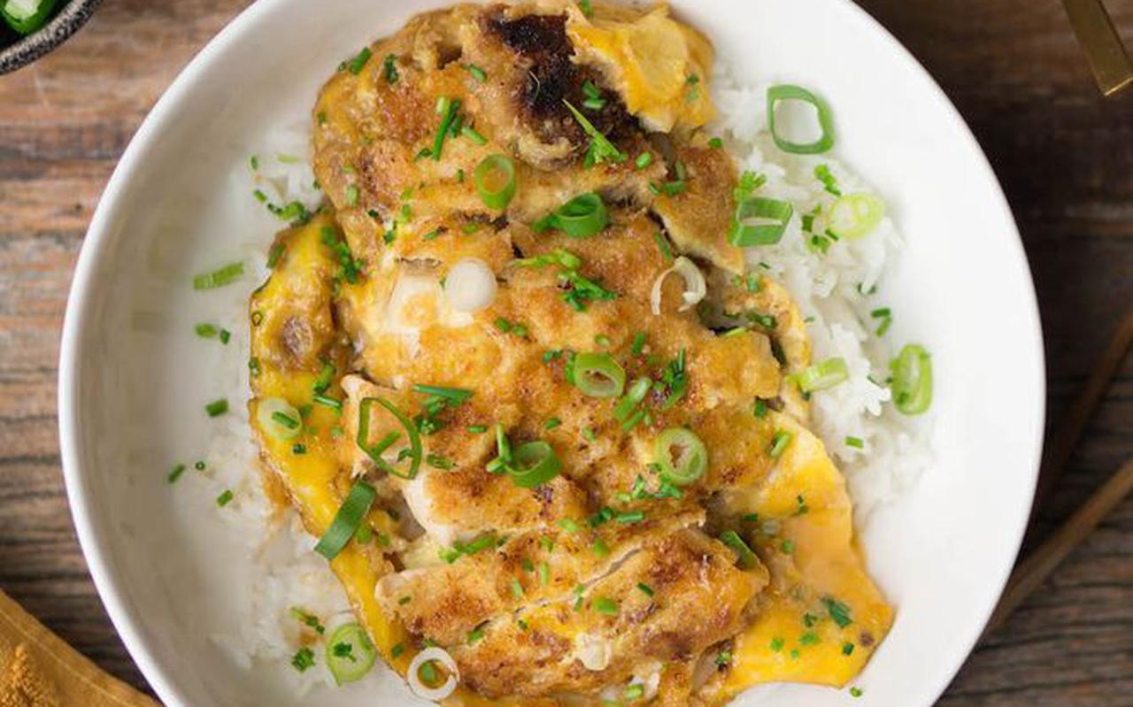 Aziatische rijstbowl met omelet en krokante kip