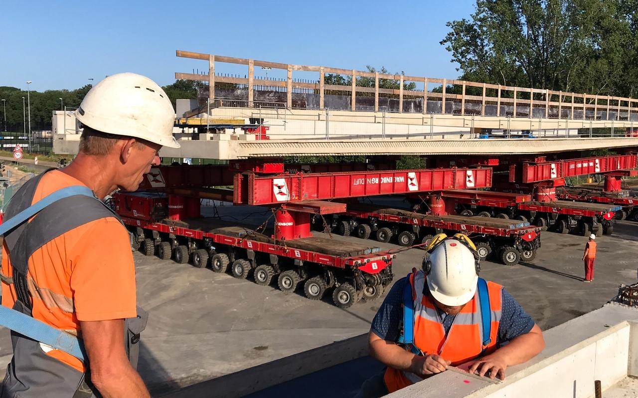 Sijbren Oenema geeft met een rode stip aan waar het nieuwe viaduct moet komen. Sijbren Oenema geeft met een rode stip aan waar het nieuwe viaduct moet komen.