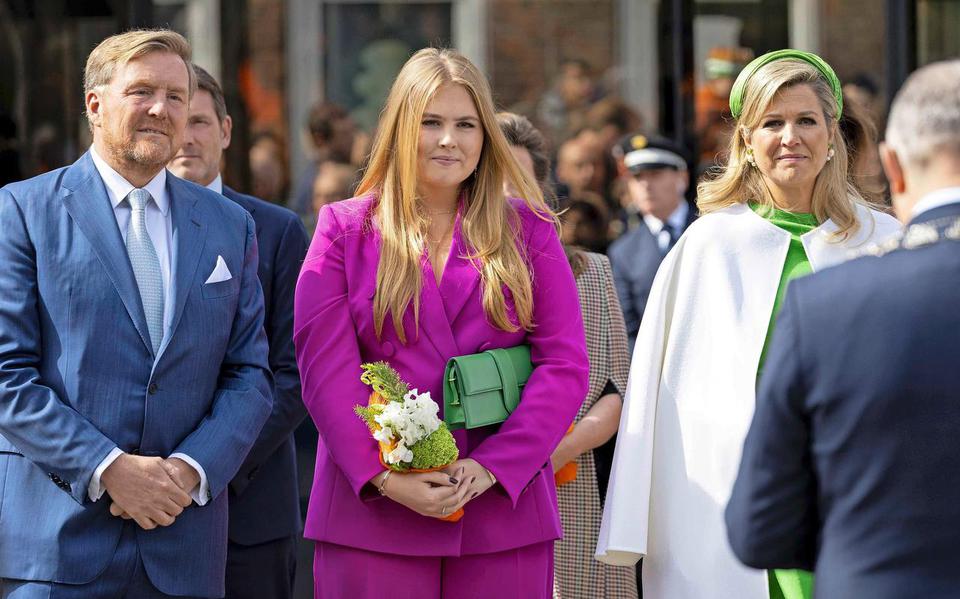 Met sprankelende kleuren stelen vooral de koninklijke dames de (mode)show tijdens Koningsdag.