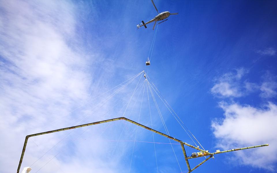 Helikopter van Freshem met hoepel eronder. 
