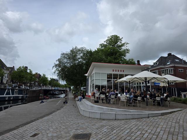 Op de vlonders bij bakkerij Vandeeg Vandaag in Groningen is het op zonnige dagen altijd druk. Hoe ko