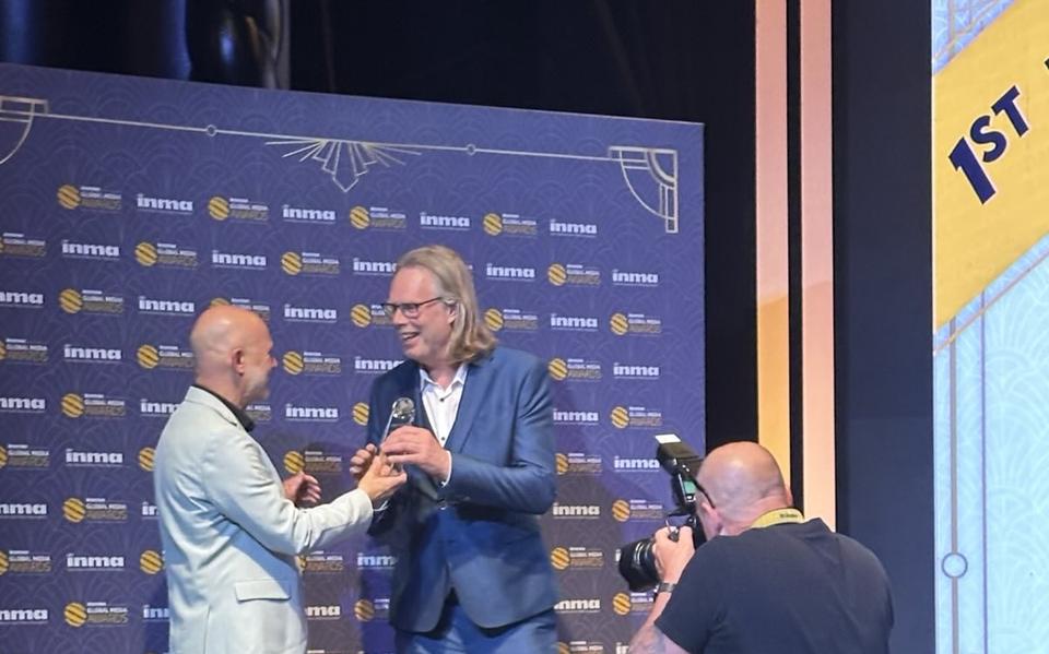 Evert van Dijk ontvangt uit handen van INMA-voorzitter Gert Ysebaert (links) een Global Media Award voor de actie Help Oekraïne Nu!