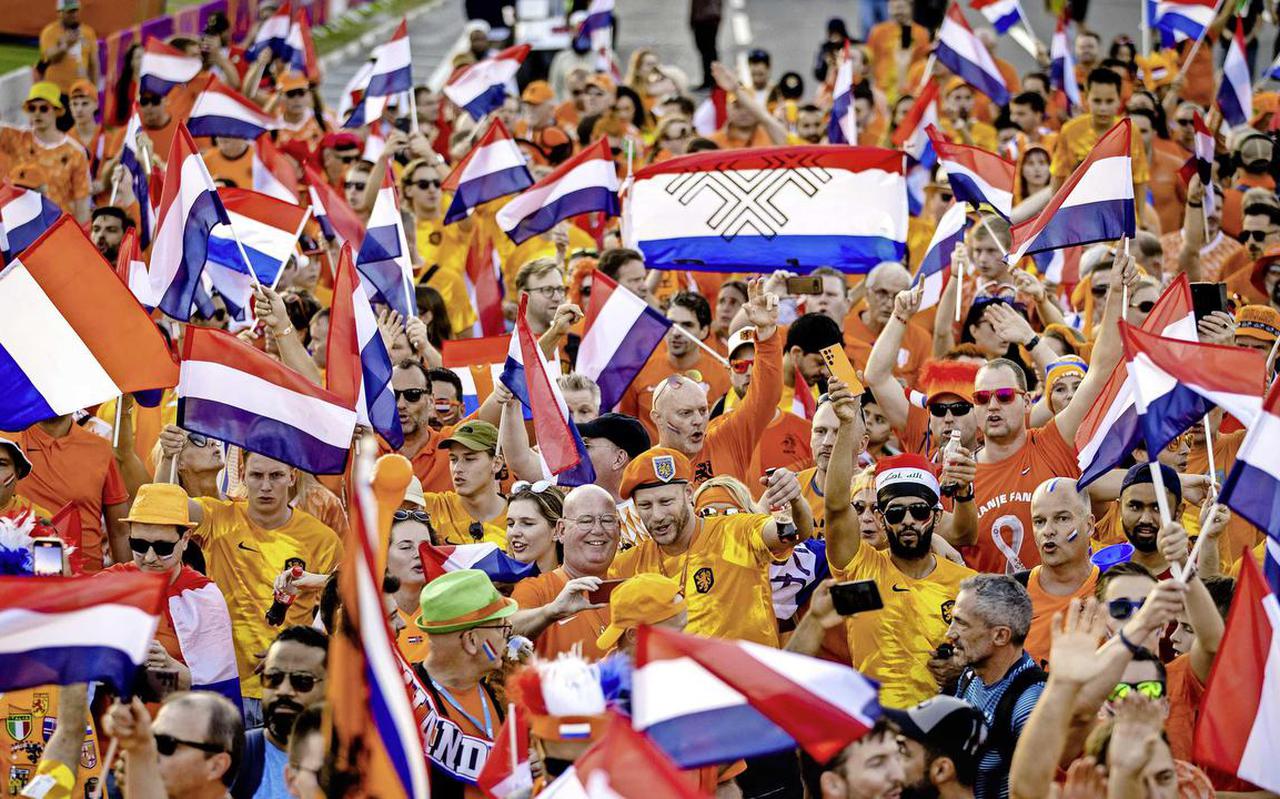 Oranjefans tijdens een fanwalk voorafgaand aan de wedstrijd tussen Nederland en Ecuador.