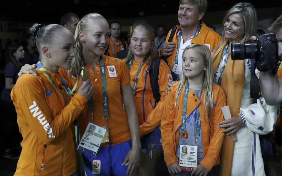 Sanne Wevers showt samen met tweelingzus Lieke haar gouden medaille aan de koninklijke familie. 