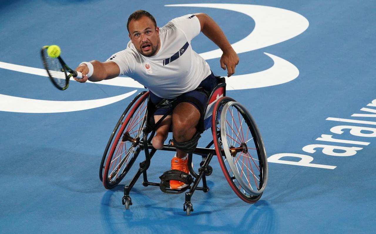 Tom Egberink retourneert de bal op de Paralympische Spelen. Tom Egberink retourneert de bal op de Paralympische Spelen.