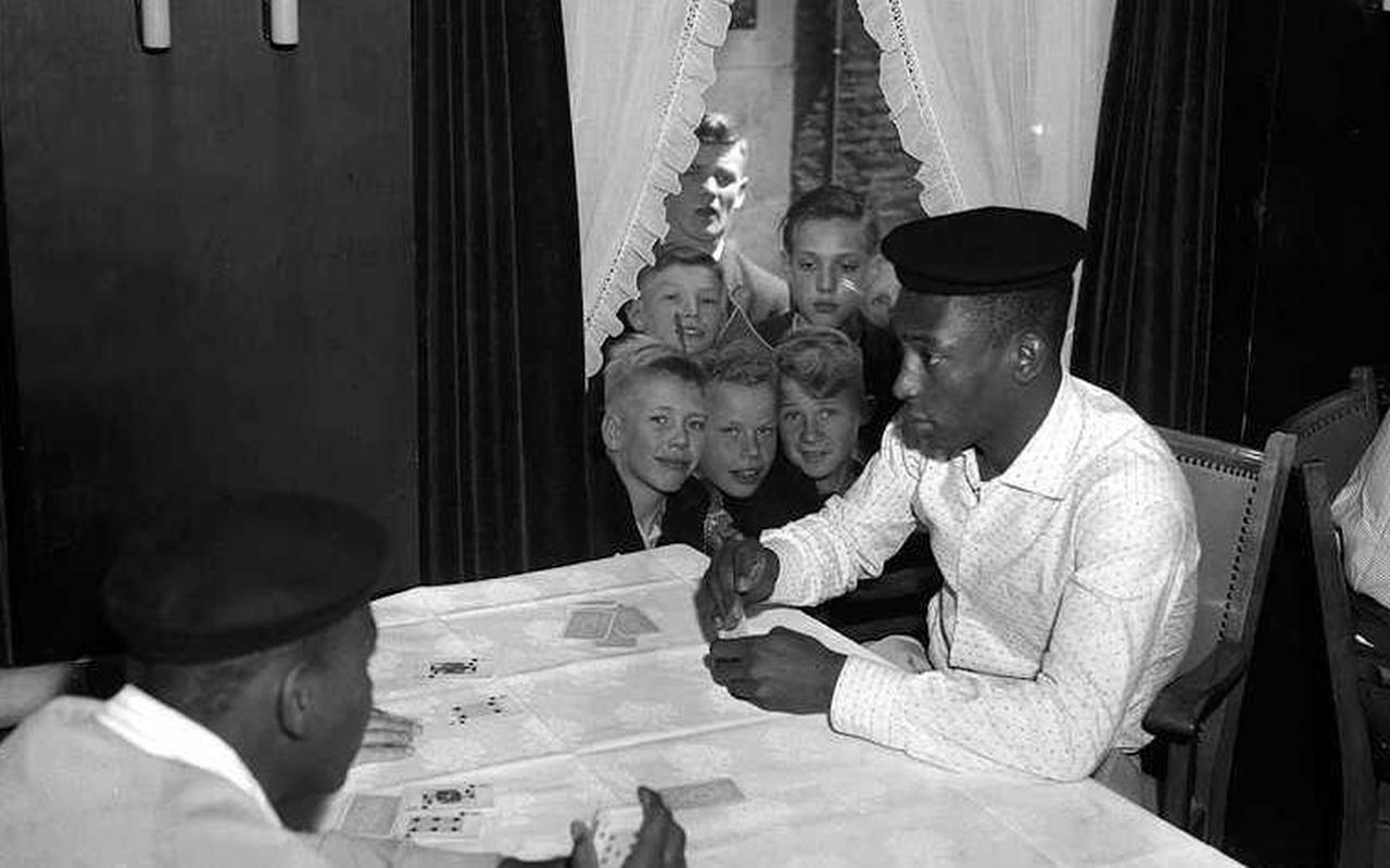 Pelé trekt bekijks tijdens zijn bezoek in Groningen. De Braziliaan legt met zijn ploeggenoten een kaartje.